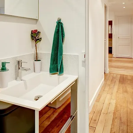 Rue De Rivoli Apartment *